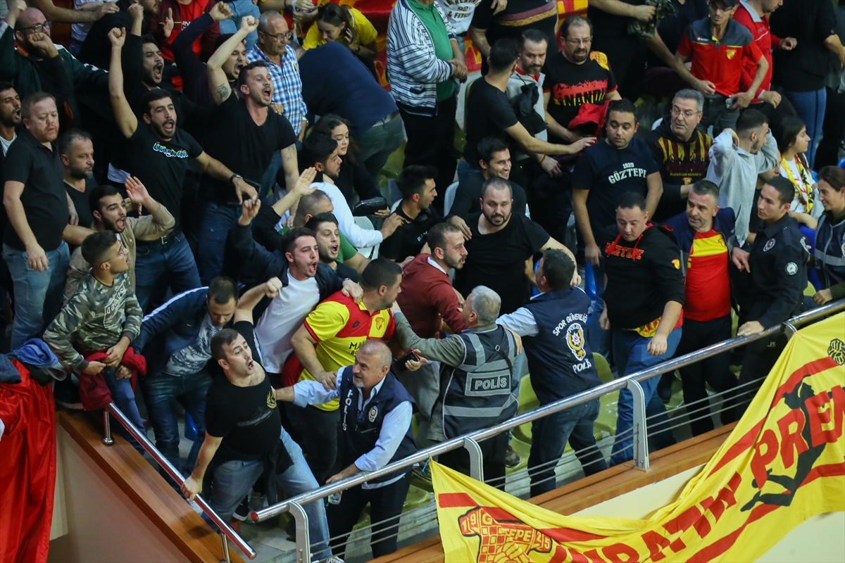 İzmir derbisinde olay çıktı