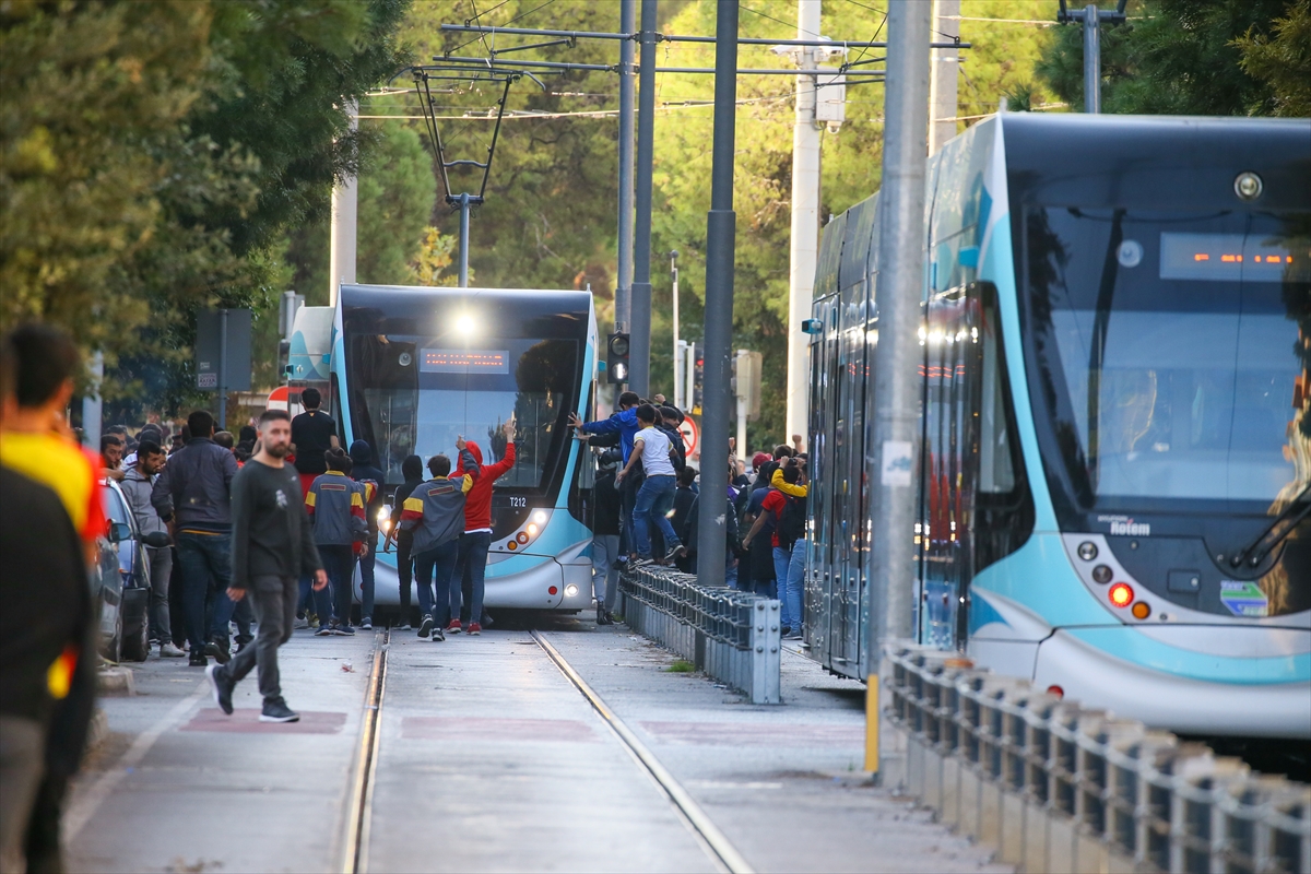 İzmir derbisinde olay çıktı