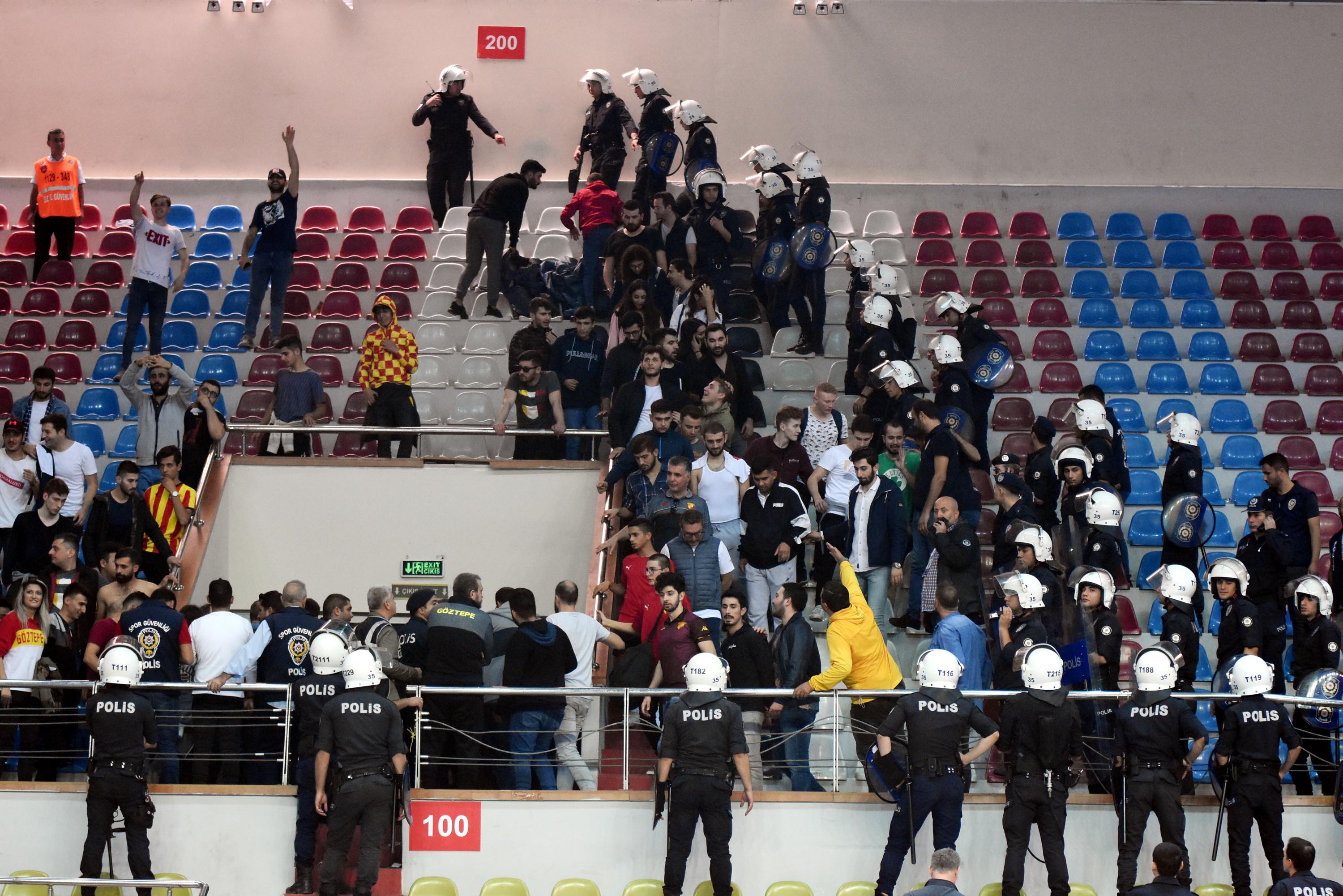 İzmir derbisinde olay çıktı