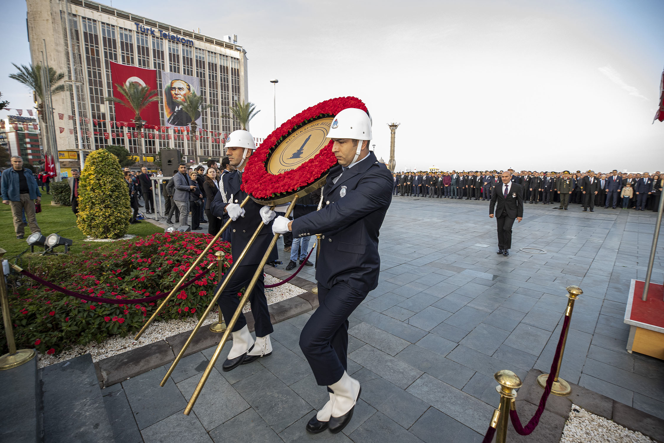 Saat 09:05'te... İzmir'de hayat durdu!