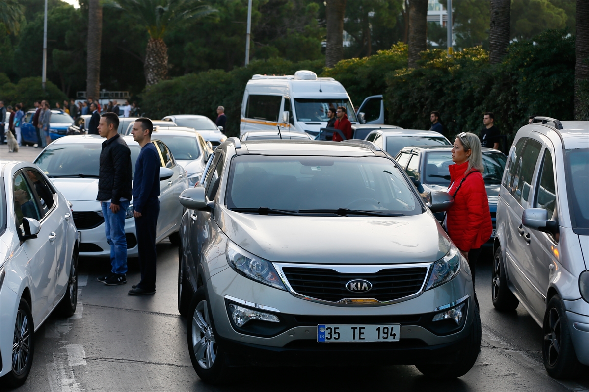 Saat 09:05'te... İzmir'de hayat durdu!