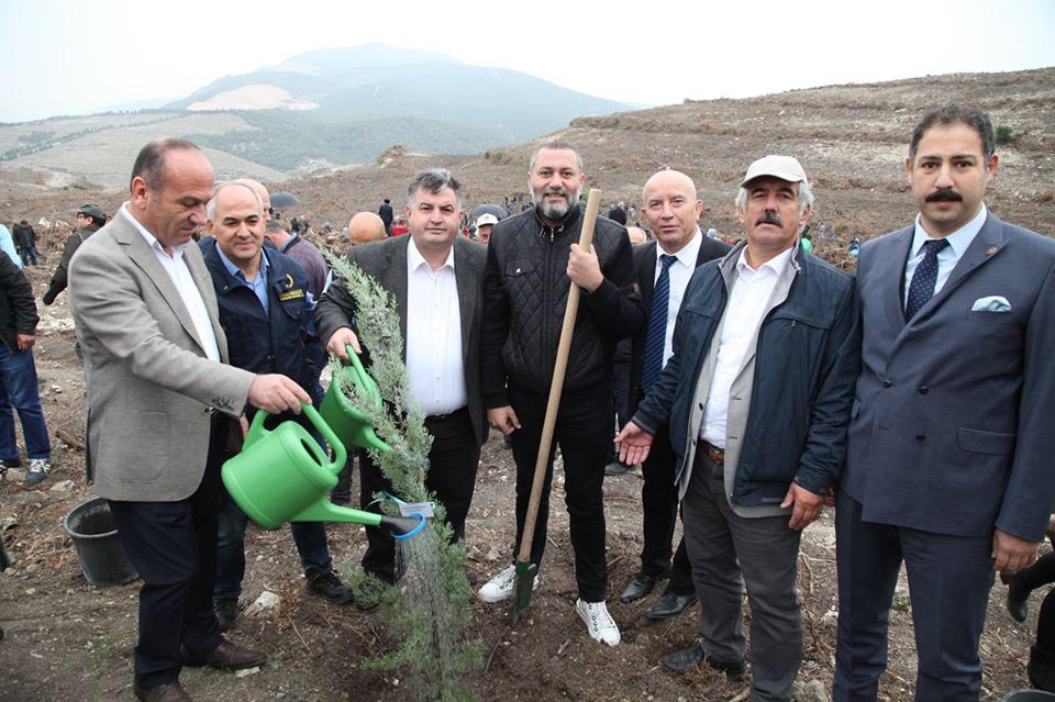 İzmir'de fidanlar toprakla buluştu