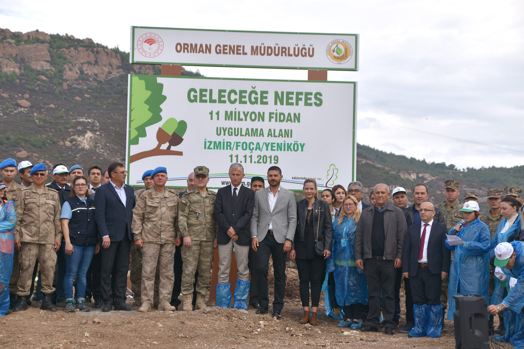 İzmir'de fidanlar toprakla buluştu