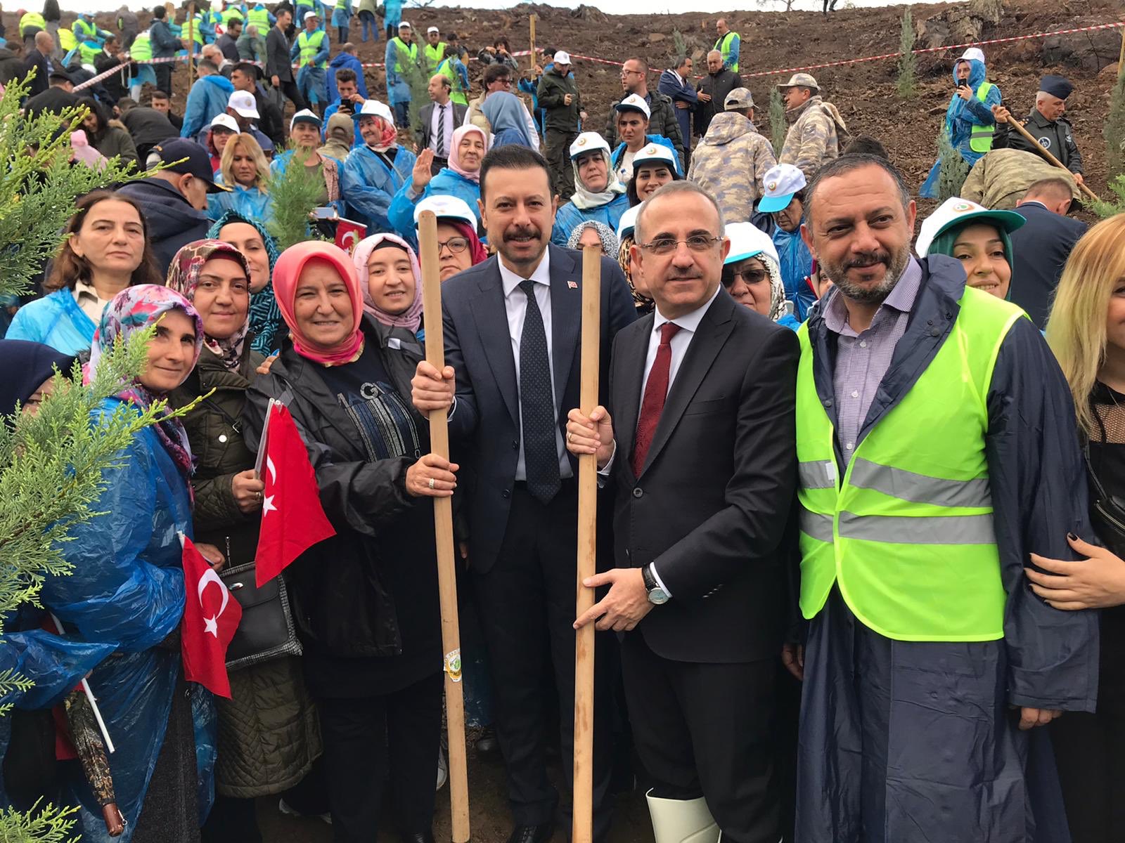 İzmir'de fidanlar toprakla buluştu