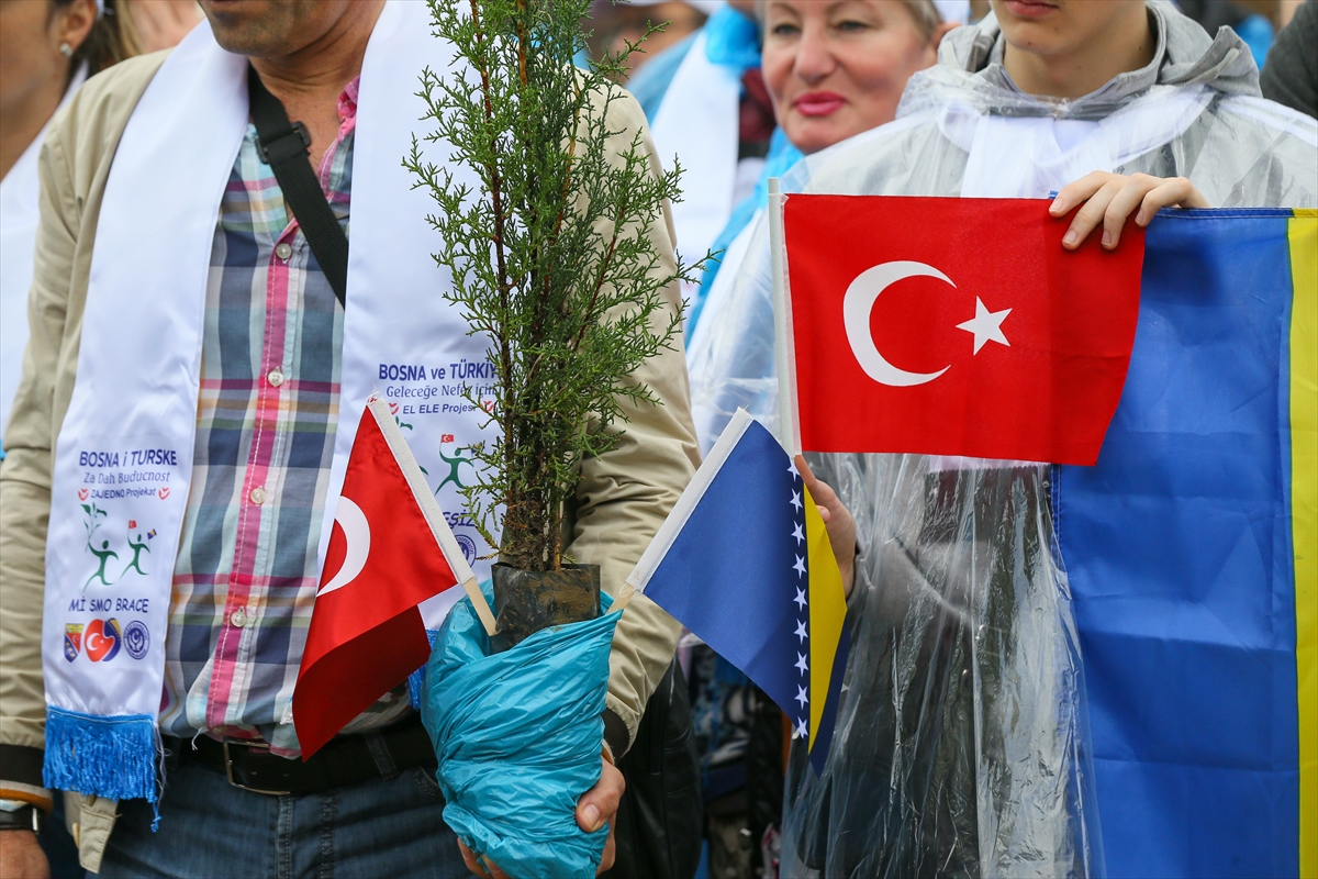 İzmir'de fidanlar toprakla buluştu