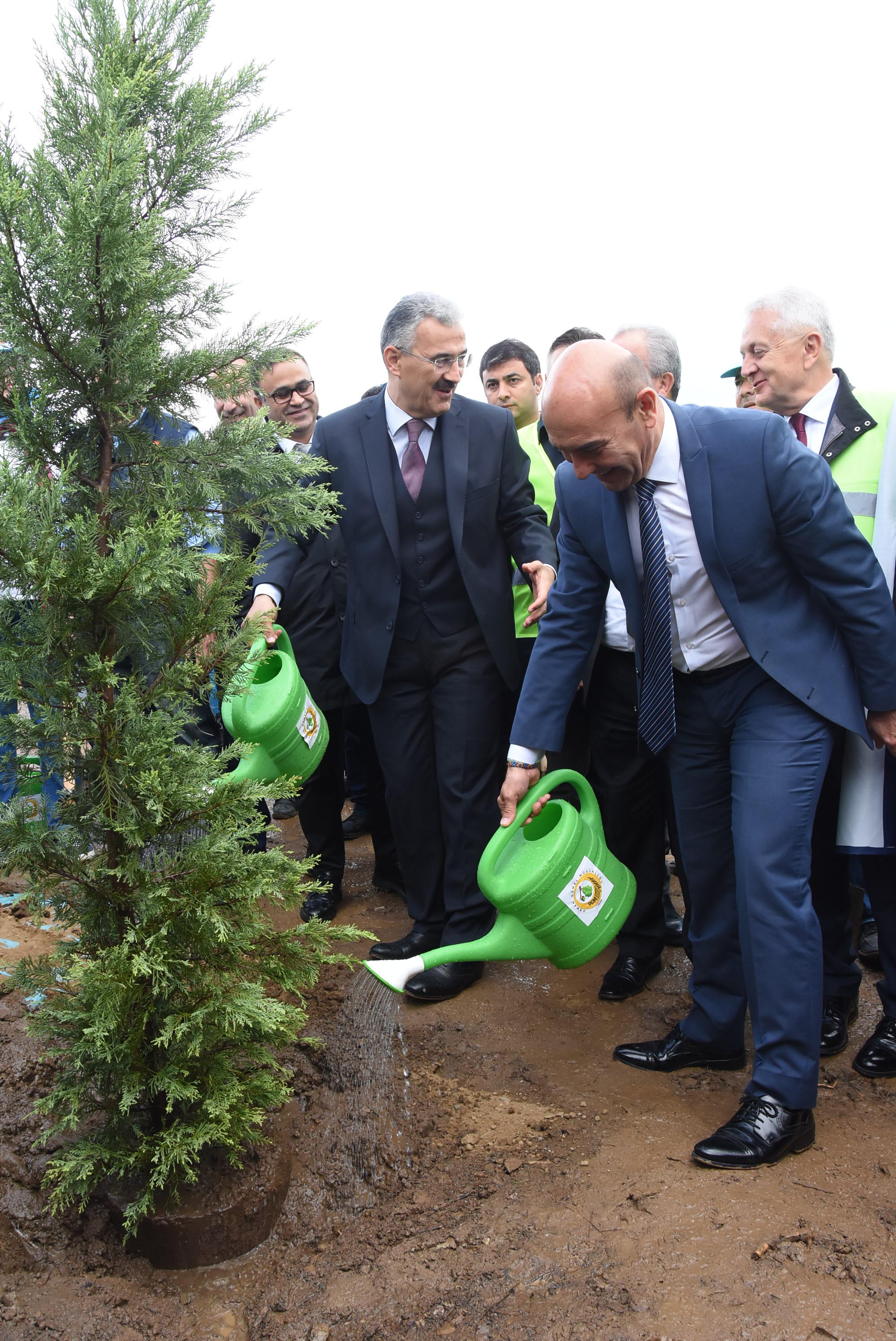 İzmir'de fidanlar toprakla buluştu