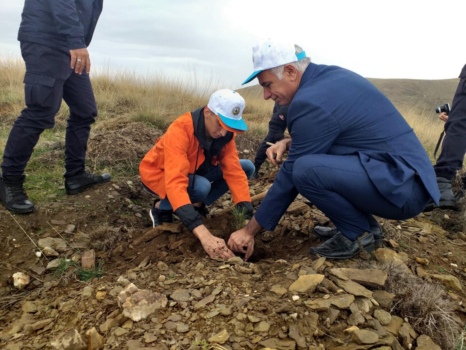 İzmir'de fidanlar toprakla buluştu