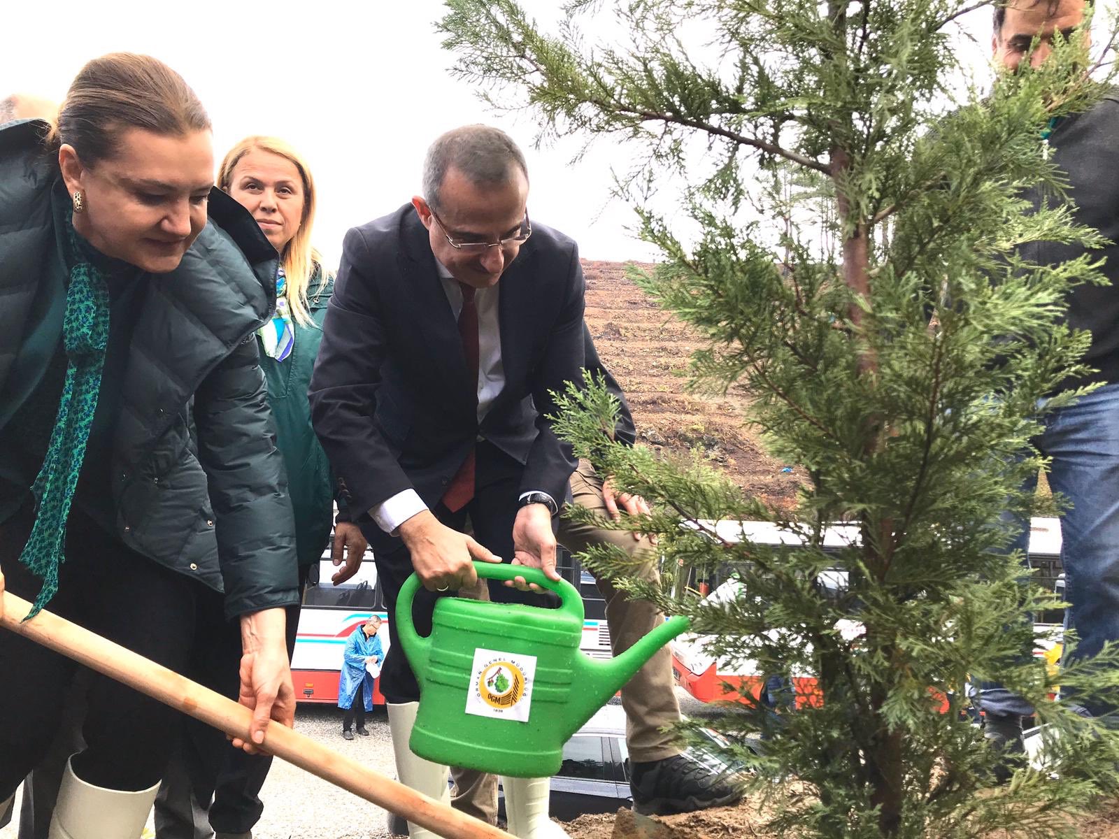 İzmir'de fidanlar toprakla buluştu