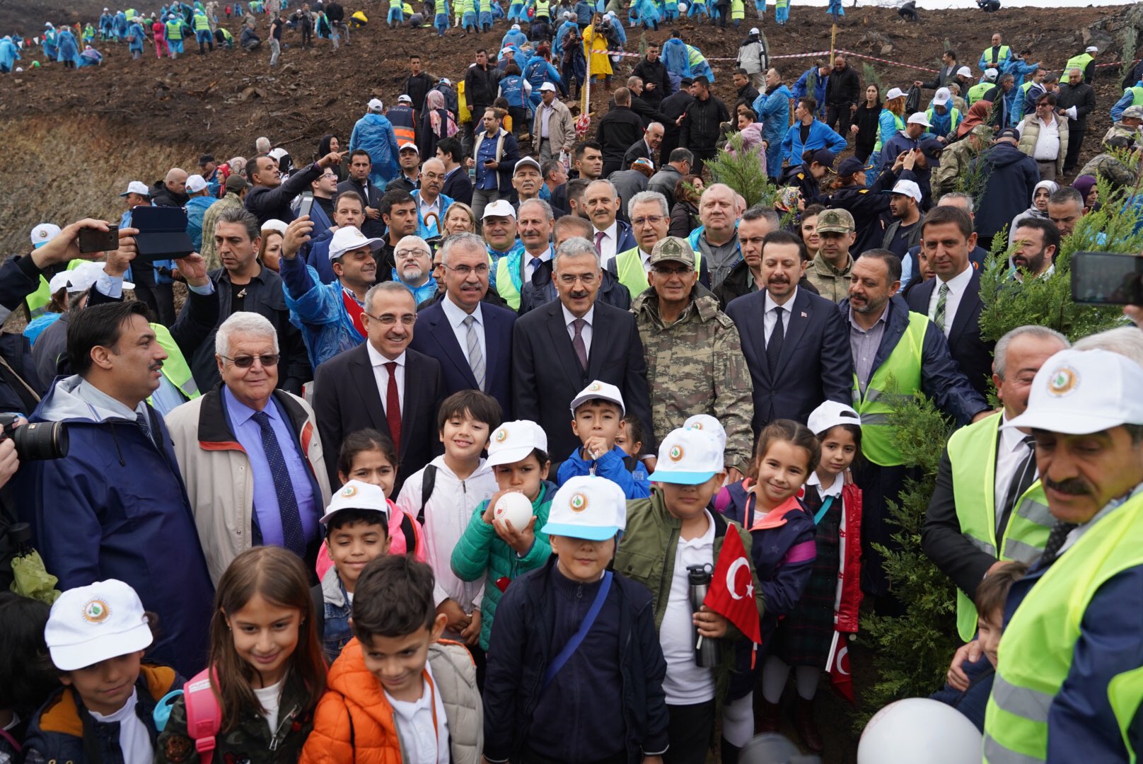 İzmir'de fidanlar toprakla buluştu