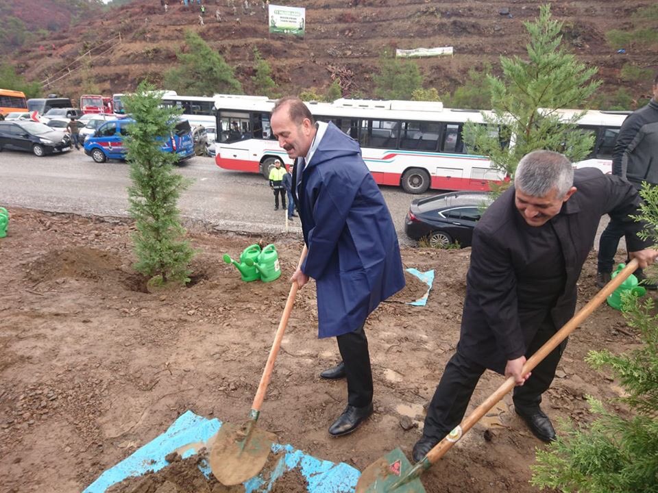 İzmir'de fidanlar toprakla buluştu