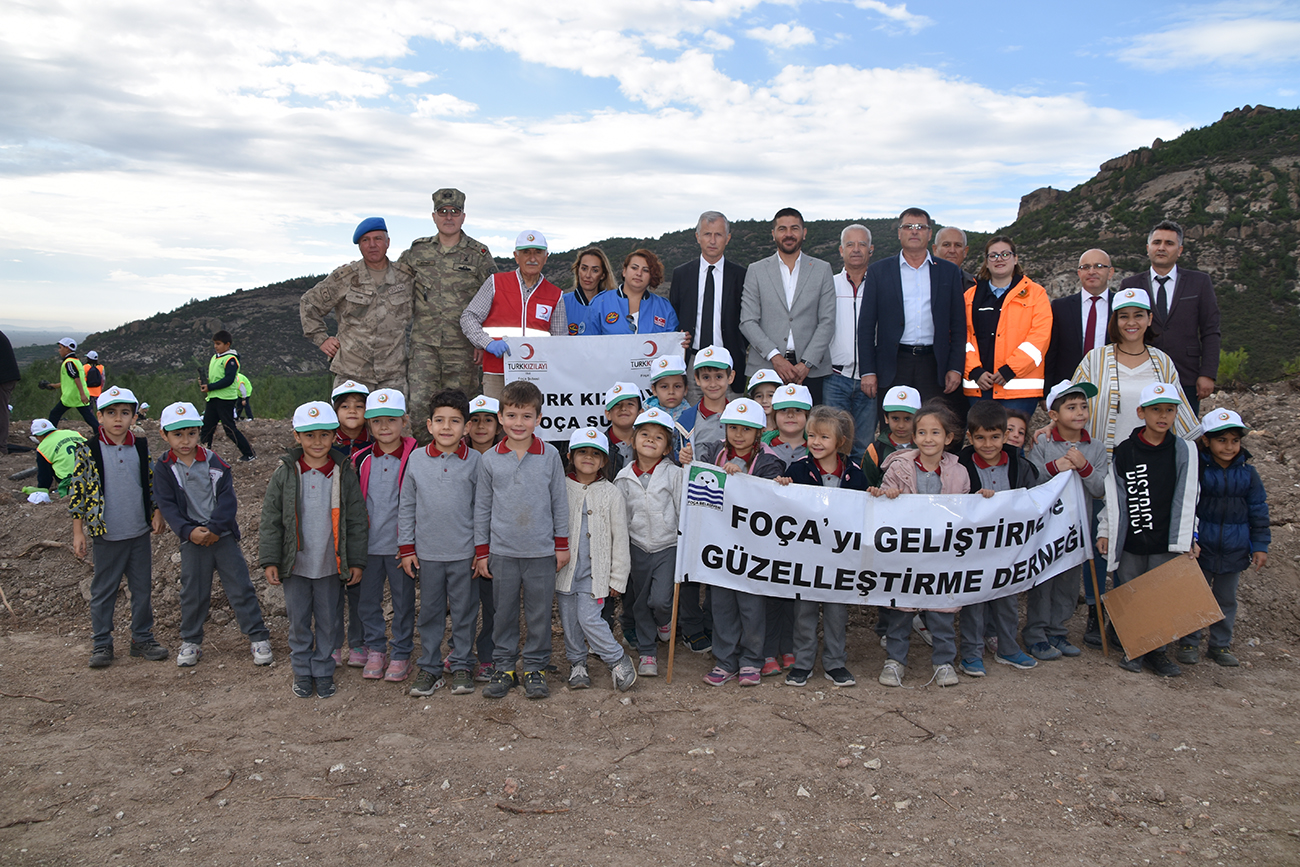 İzmir'de fidanlar toprakla buluştu