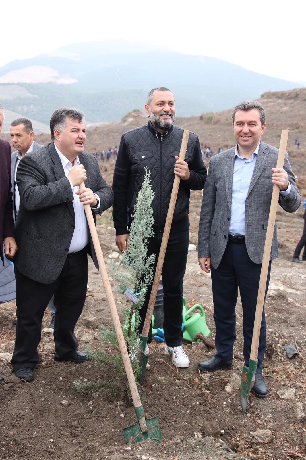 İzmir'de fidanlar toprakla buluştu