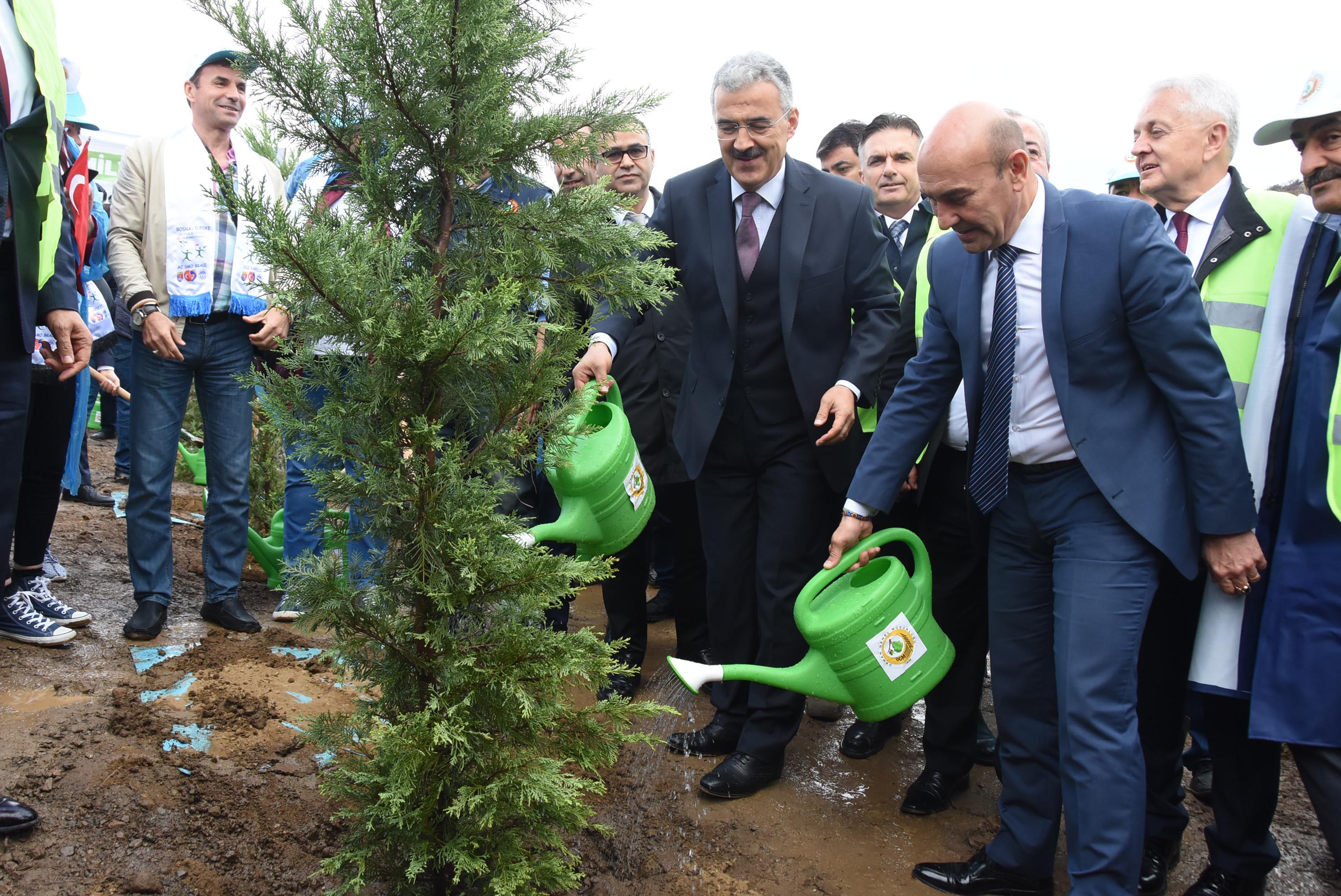 İzmir'de fidanlar toprakla buluştu