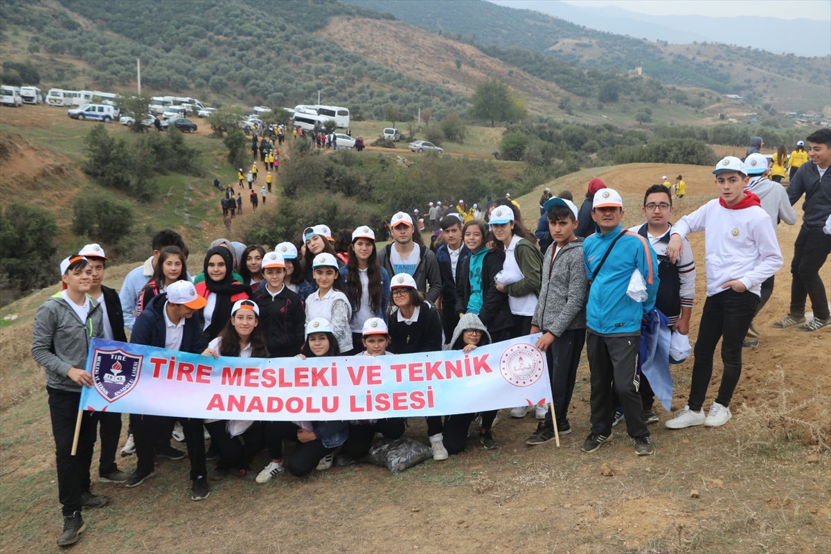 İzmir'de fidanlar toprakla buluştu