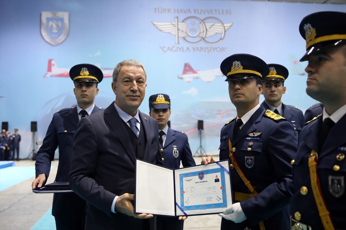 Genç kartallar brövelerini taktı