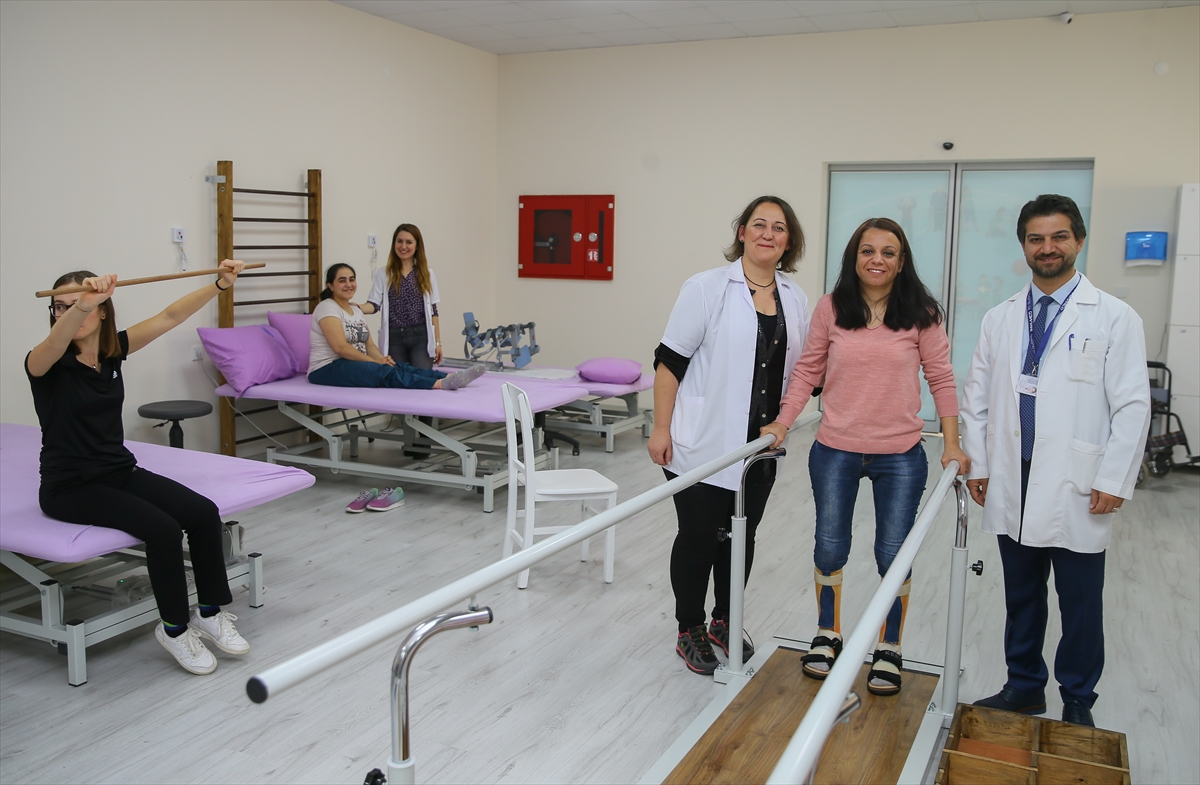 Babanın azmi felçli kızını yaşama bağladı