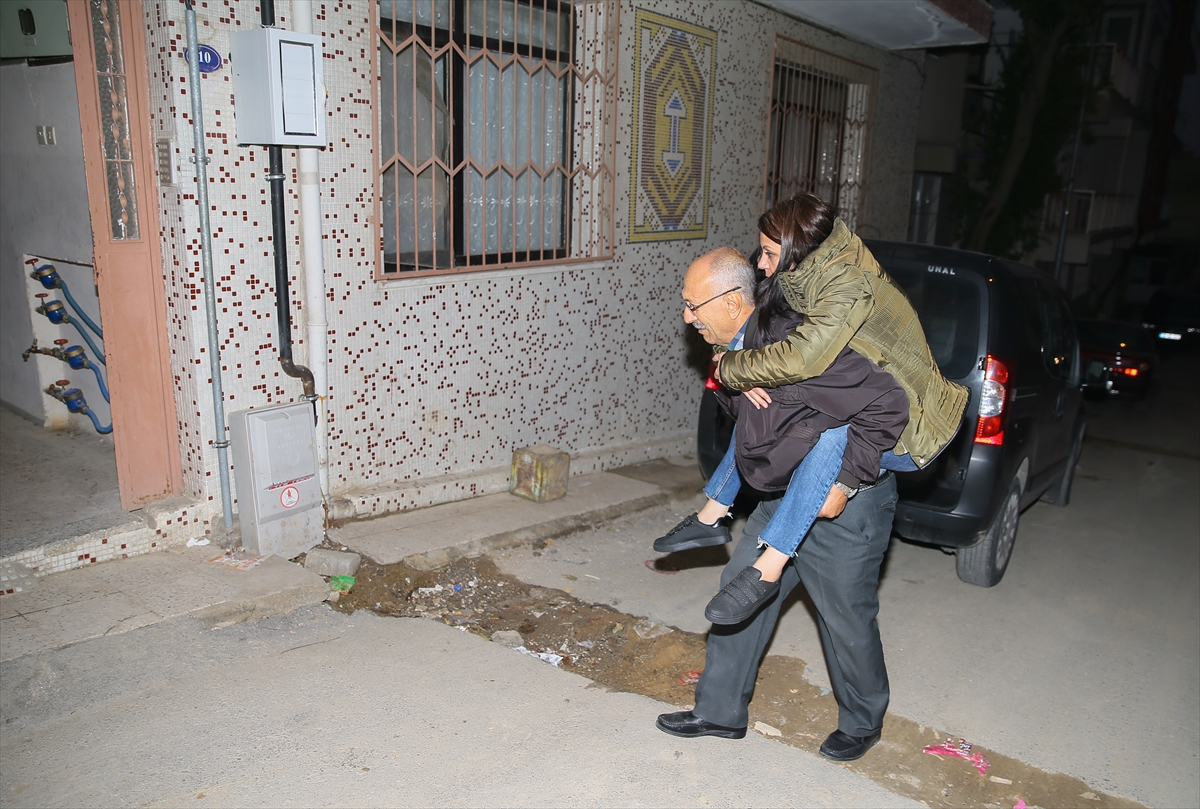 Babanın azmi felçli kızını yaşama bağladı