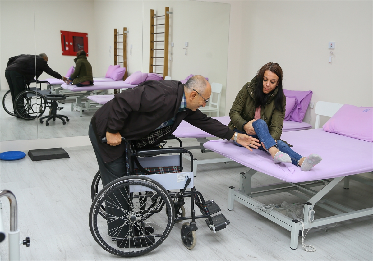 Babanın azmi felçli kızını yaşama bağladı