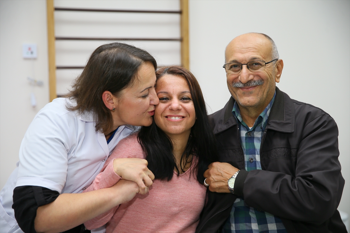 Babanın azmi felçli kızını yaşama bağladı