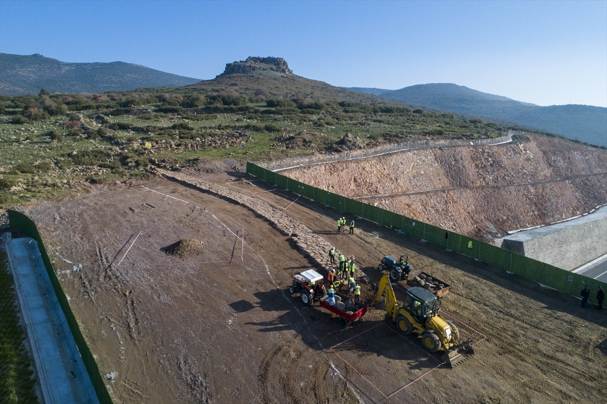 Otoyolla kesişen 2 bin 600 yıllık yol çelik köprüyle korundu