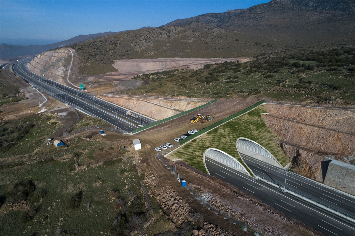 Otoyolla kesişen 2 bin 600 yıllık yol çelik köprüyle korundu