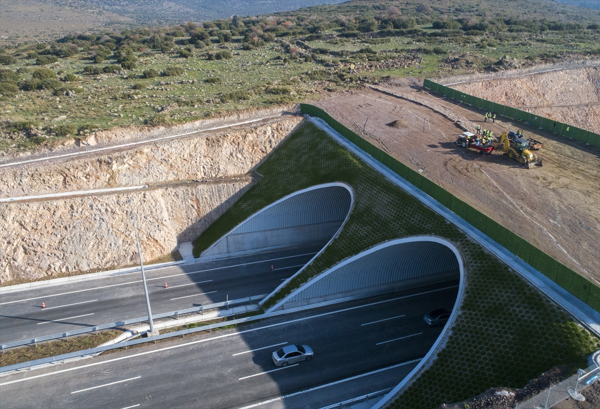 Otoyolla kesişen 2 bin 600 yıllık yol çelik köprüyle korundu
