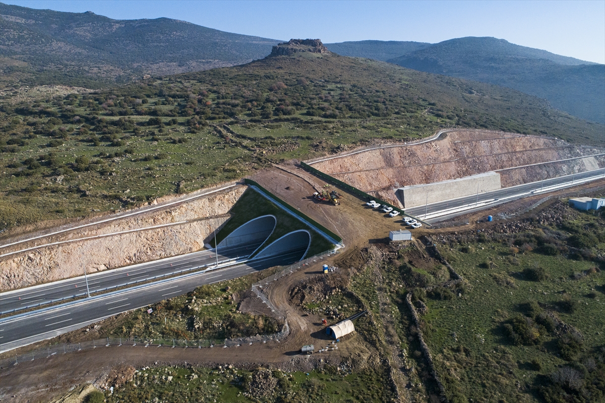 Otoyolla kesişen 2 bin 600 yıllık yol çelik köprüyle korundu