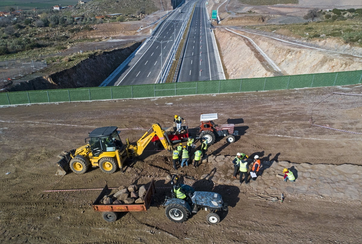 Otoyolla kesişen 2 bin 600 yıllık yol çelik köprüyle korundu