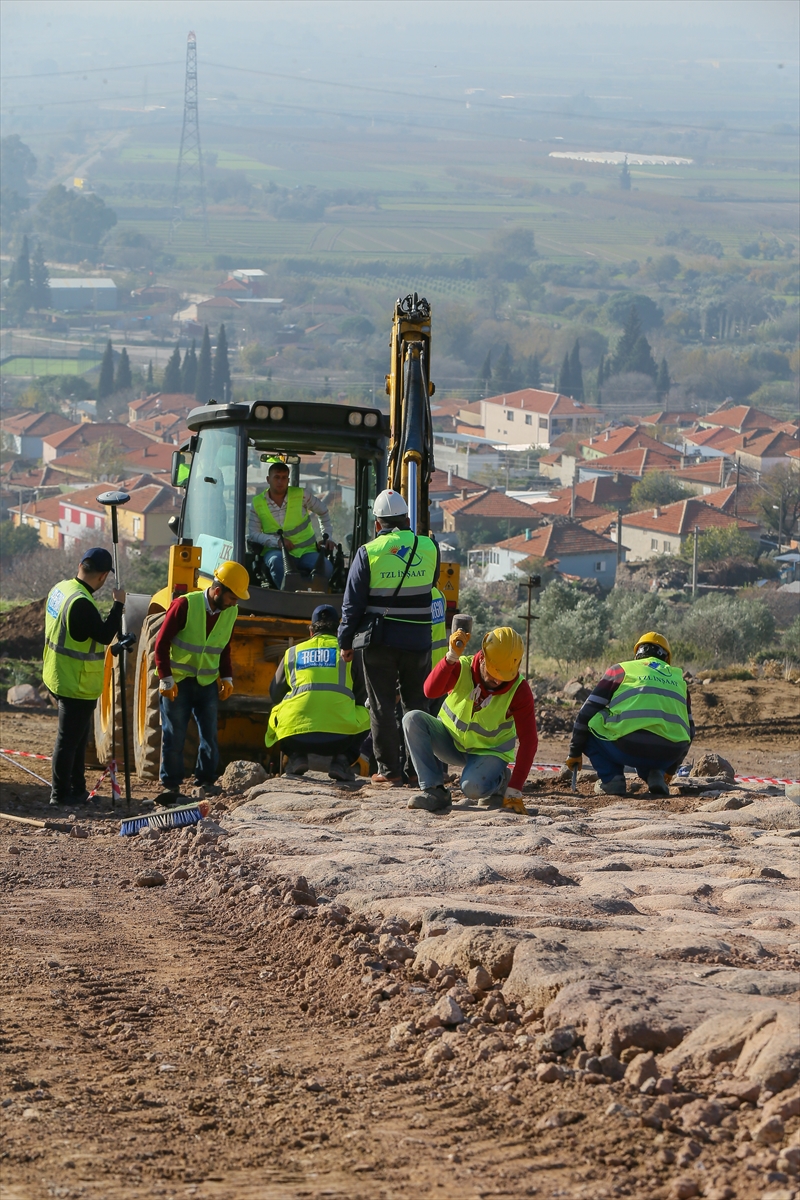 Otoyolla kesişen 2 bin 600 yıllık yol çelik köprüyle korundu