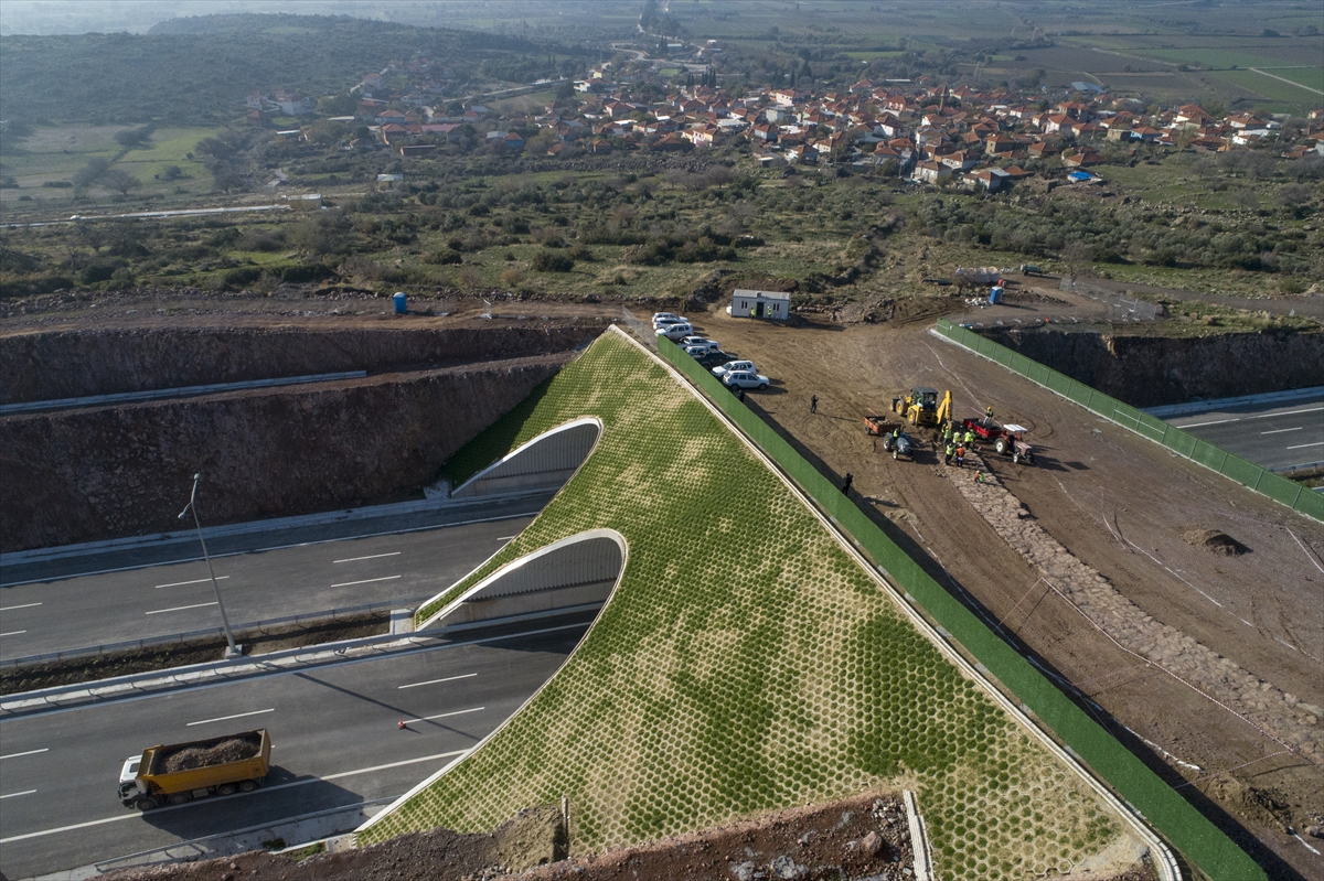 Otoyolla kesişen 2 bin 600 yıllık yol çelik köprüyle korundu