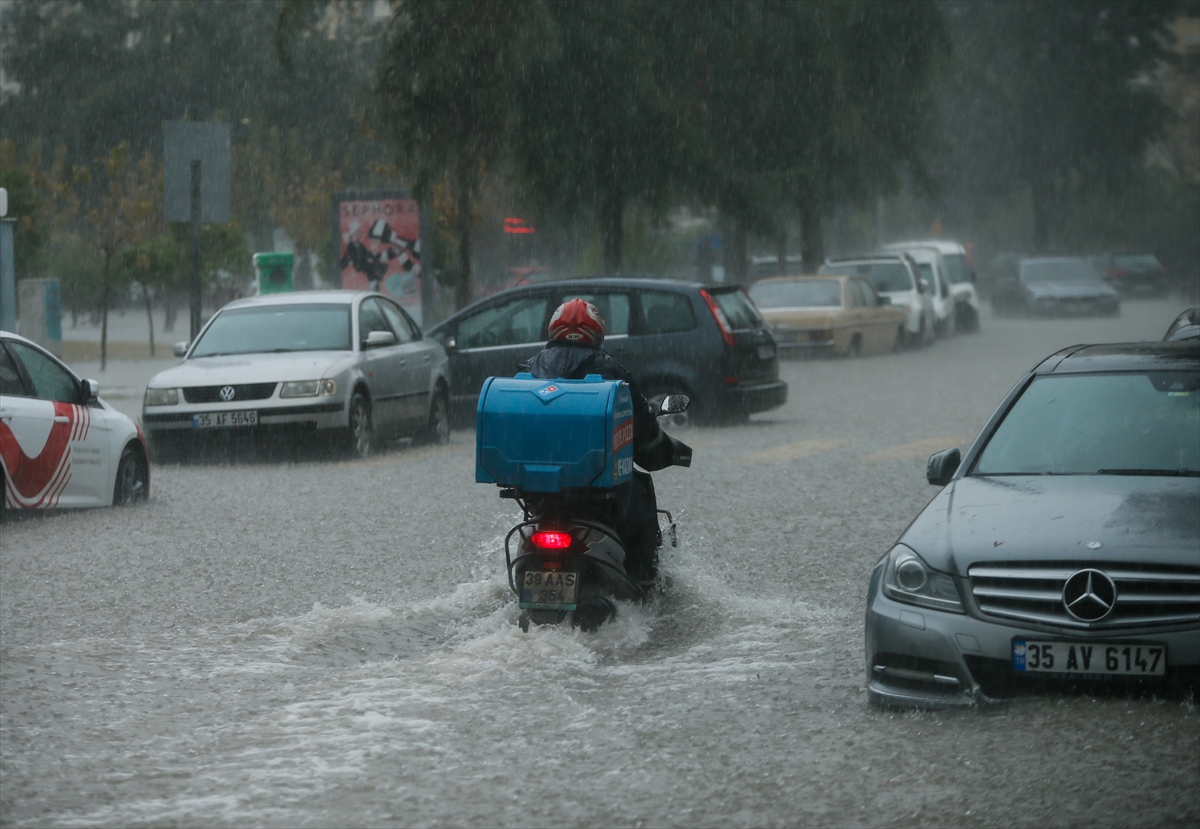 İzmir'de sağanak ve lodos etkili oldu