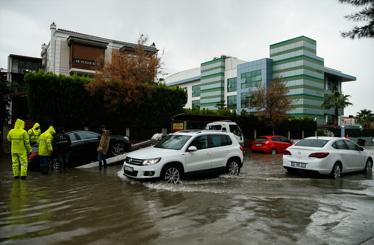 İzmir'de sağanak ve lodos etkili oldu