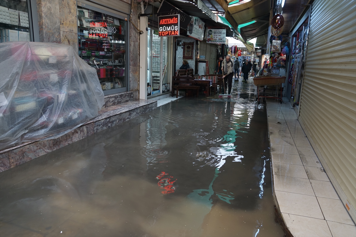 Kemeraltı Çarşısı'nı su bastı