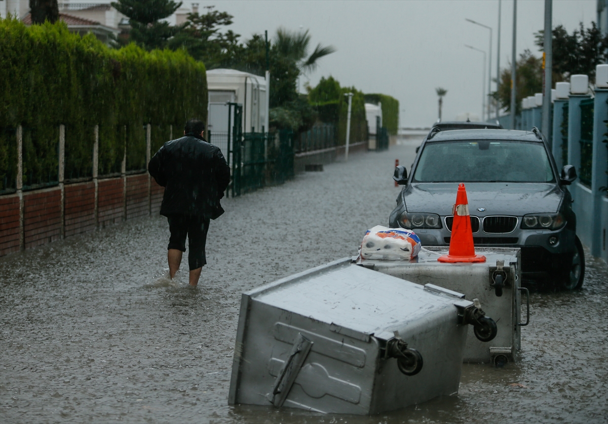 İzmir'de sağanak ve lodos etkili oldu
