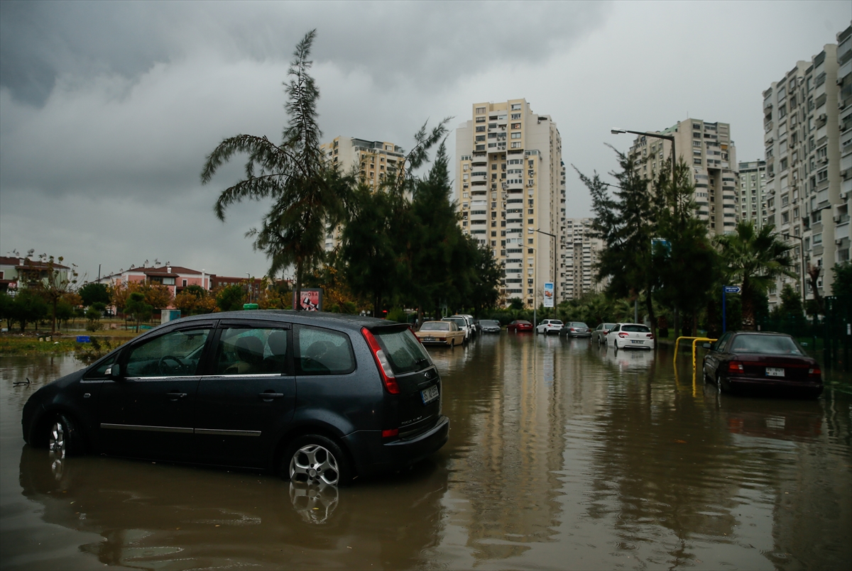 İzmir'de sağanak ve lodos etkili oldu