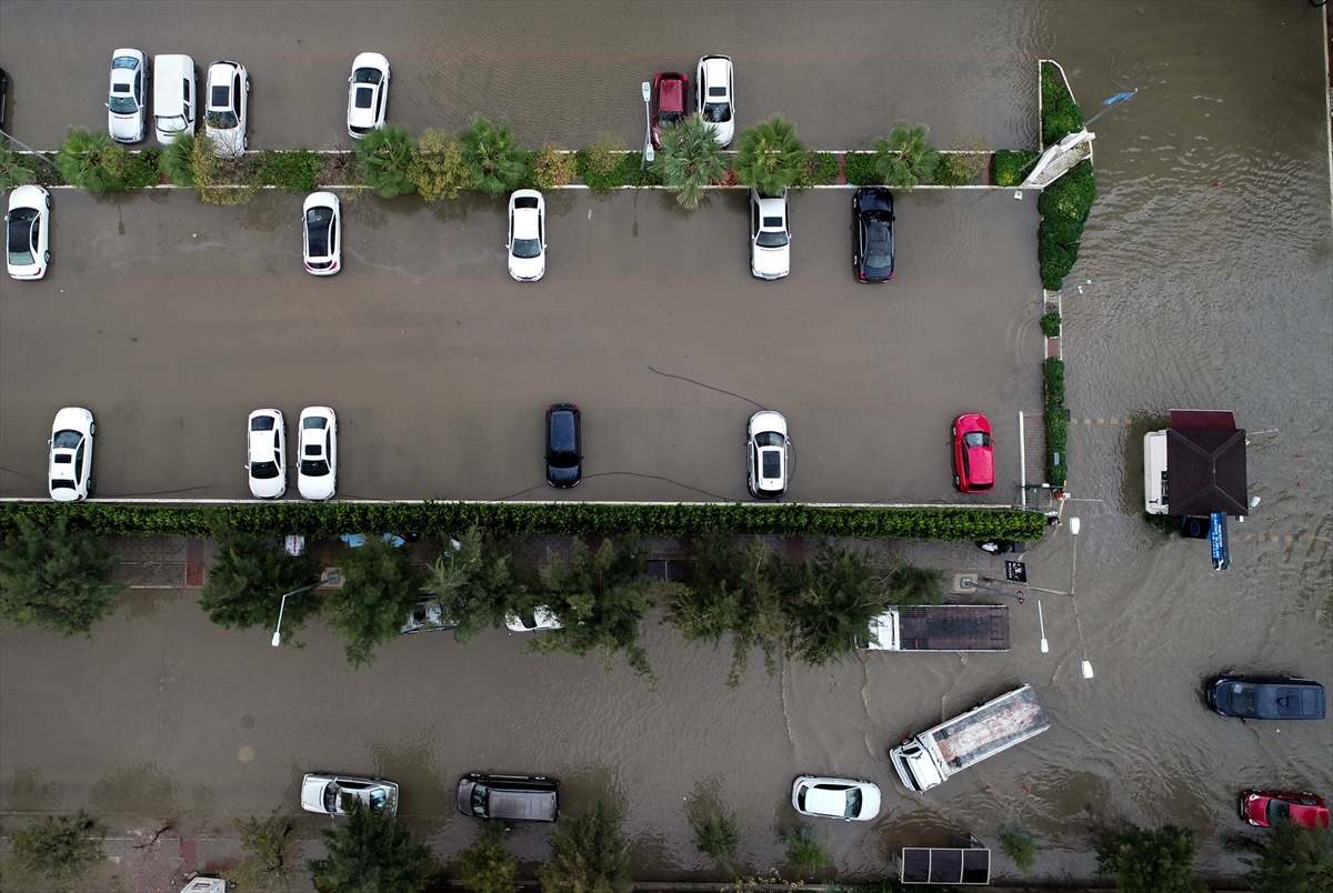 İzmir'de sağanak ve lodos etkili oldu
