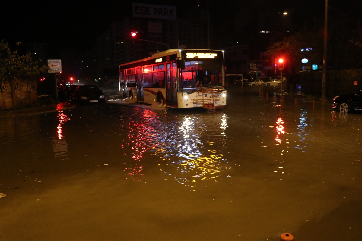 İzmir'de sağanak ve lodos etkili oldu