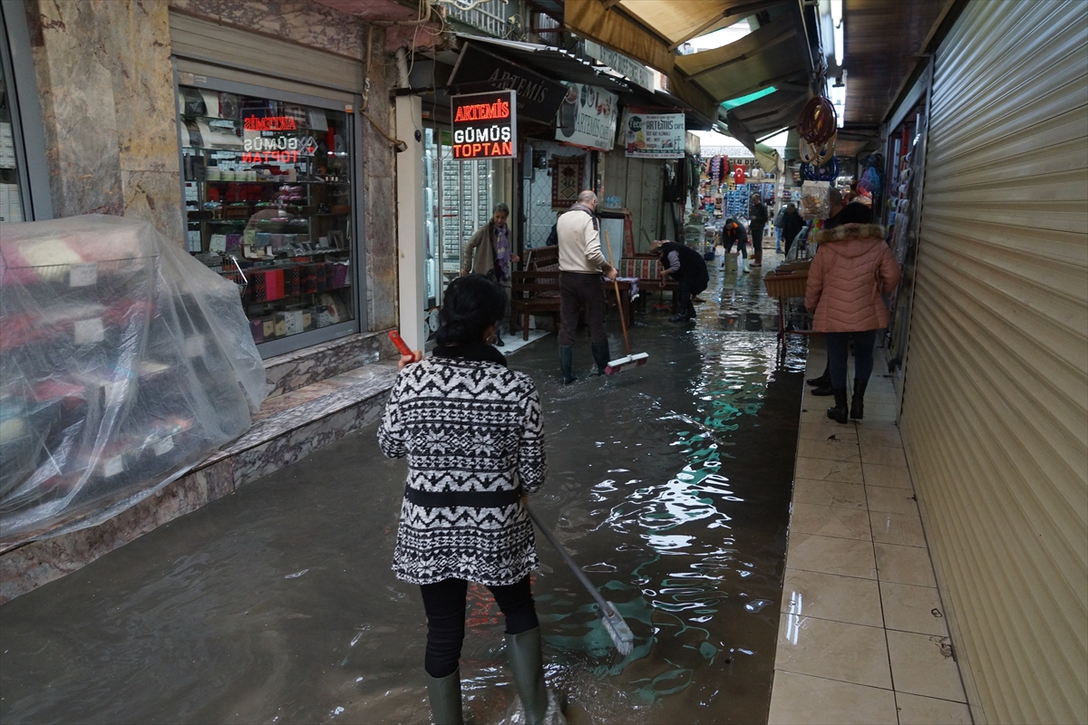 Kemeraltı Çarşısı'nı su bastı