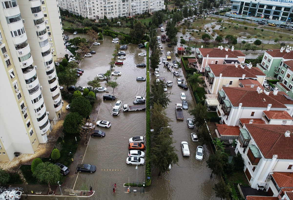 İzmir'de sağanak ve lodos etkili oldu