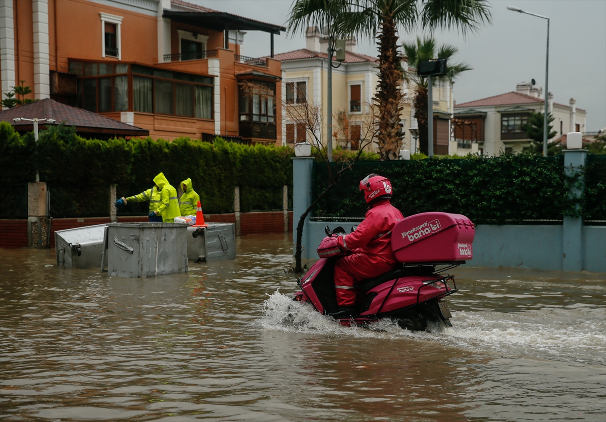 İzmir'de sağanak ve lodos etkili oldu