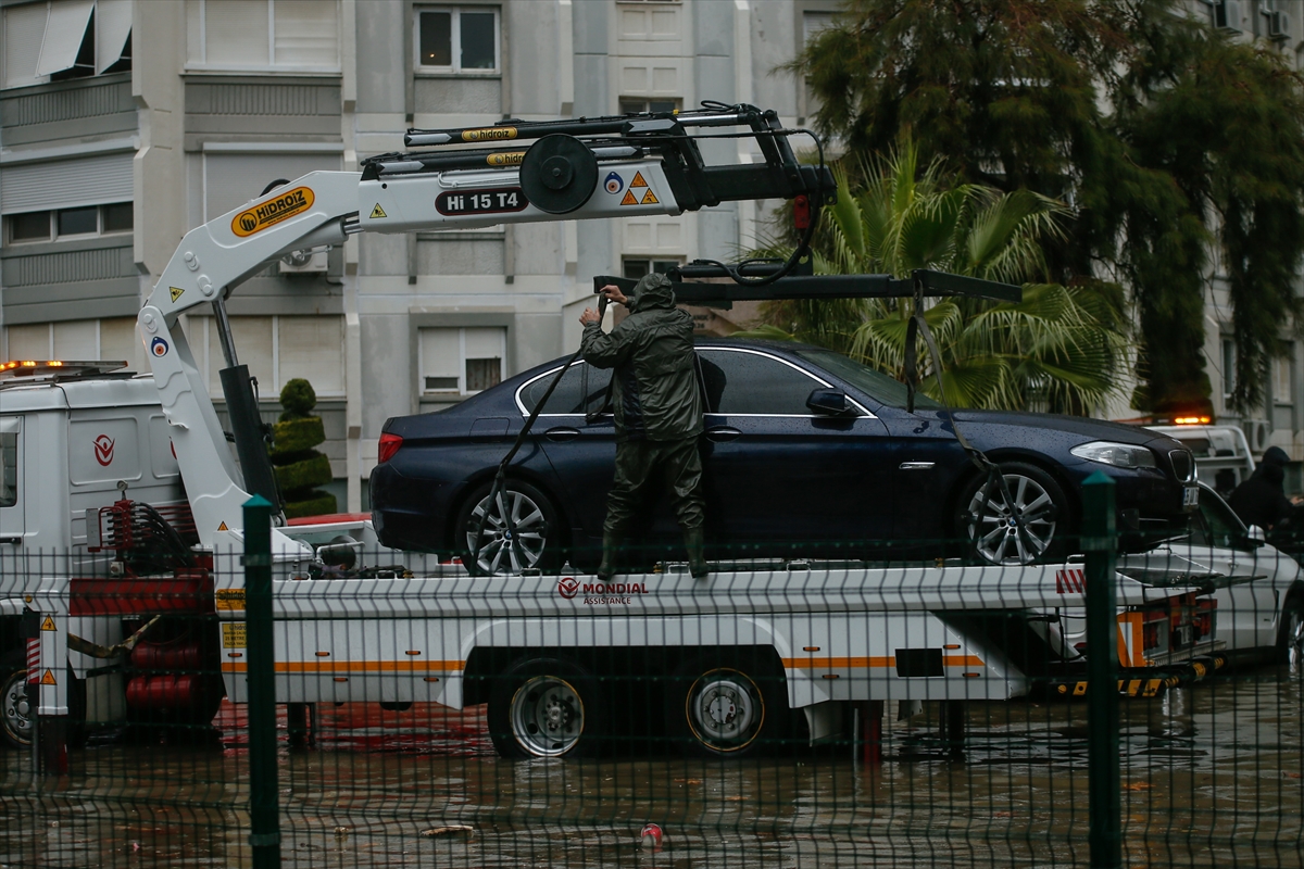 İzmir'de sağanak ve lodos etkili oldu