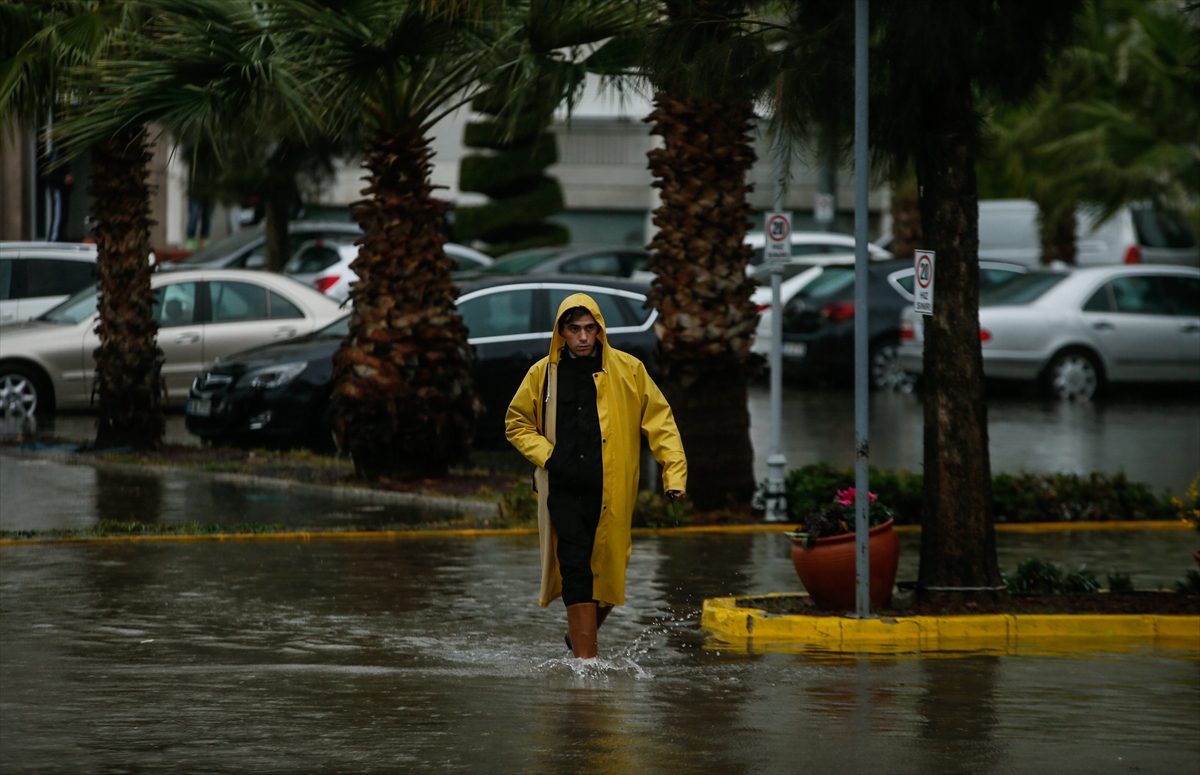 İzmir'de sağanak ve lodos etkili oldu