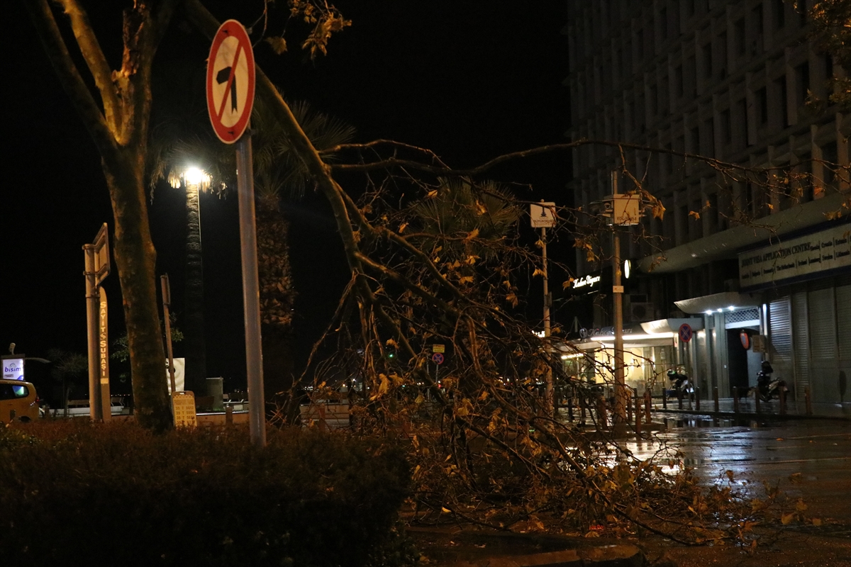 İzmir'de sağanak ve lodos etkili oldu