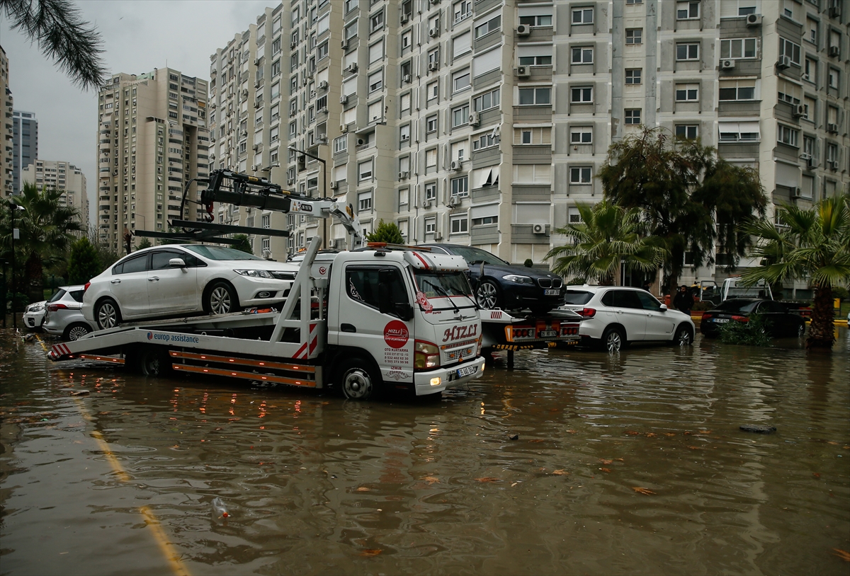 İzmir'de sağanak ve lodos etkili oldu