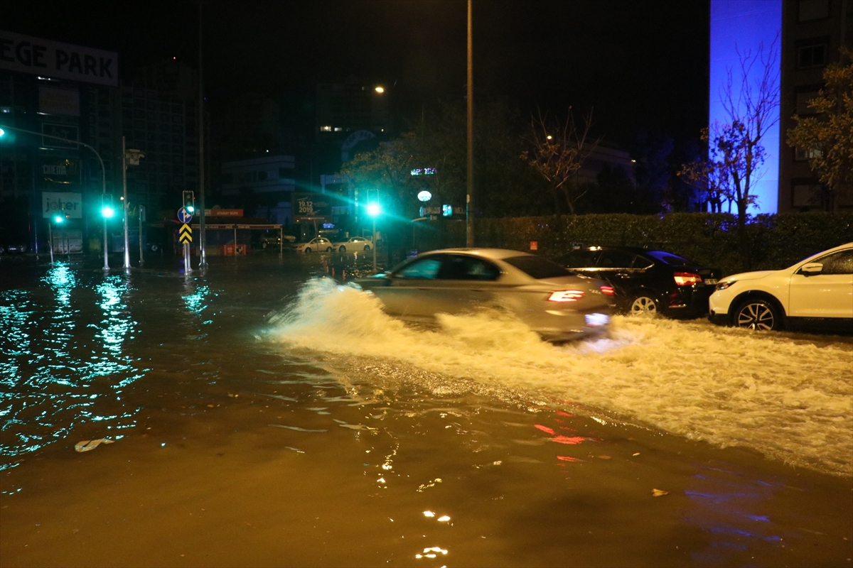 İzmir'de sağanak ve lodos etkili oldu