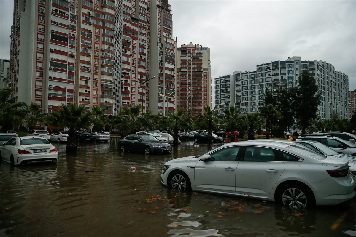 İzmir'de sağanak ve lodos etkili oldu