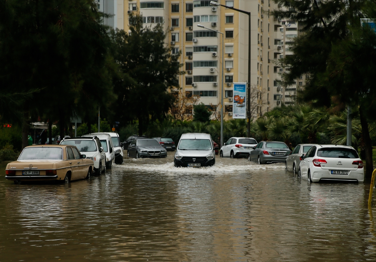 İzmir'de sağanak ve lodos etkili oldu