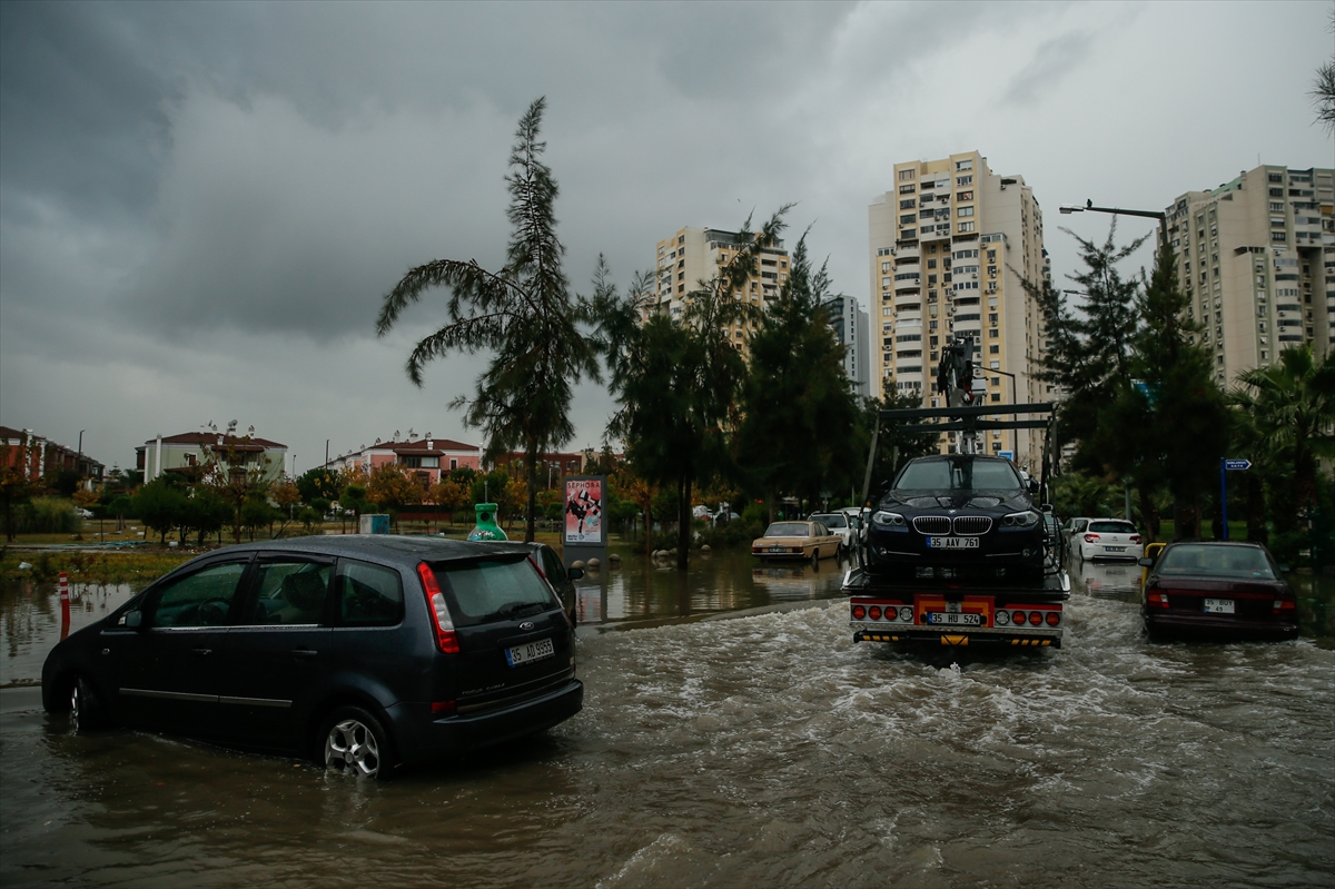 İzmir'de sağanak ve lodos etkili oldu