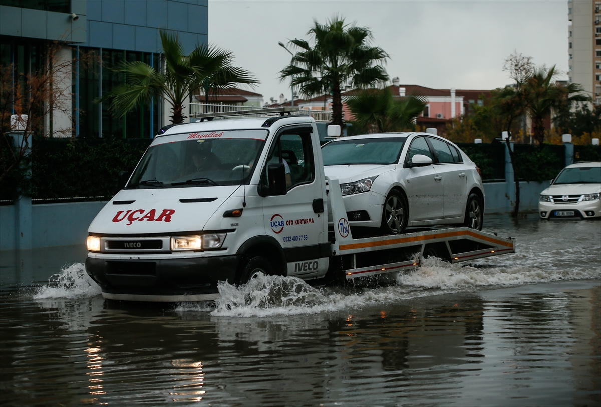 İzmir'de sağanak ve lodos etkili oldu