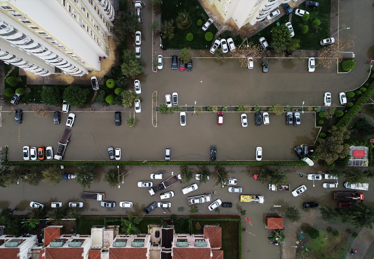 İzmir'de sağanak ve lodos etkili oldu